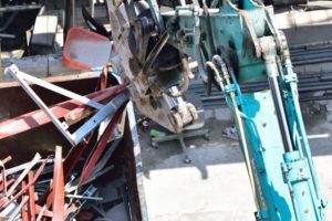 鉄屑の搬出作業