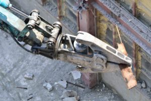 重機を使った鉄屑の搬出作業